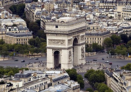 Paris Coach Tour & Seine River Cruise