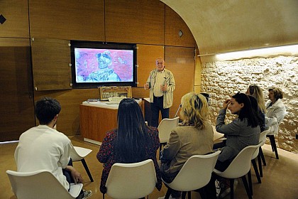 LE CHÂTEAU ET LA GALERIE AUX IMAGES MÉDIÉVALES
