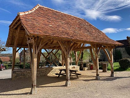 La halle de Salles-Courbatiès