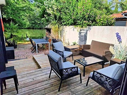 Maisonnette de bord de rivière avec ponton