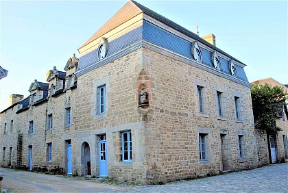 Tournez à droite pour visiter la cour des métiers d’art