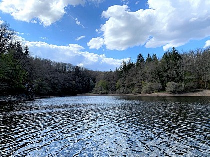 Mise à l'eau et pêche sur le lac de barrage de Saint-Marc - Pont du Dognon