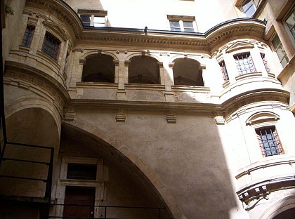 Cour 8 rue Juiverie - Galerie Philibert Delorme