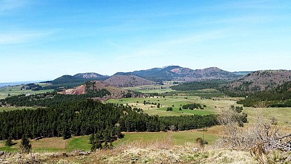 Vue sur la Chaîne des Puys et les  Monts Dore