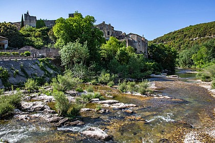 Pont du Moulin beach in Montclus