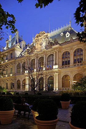Le Palais du Commerce et la Bourse