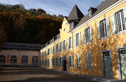 AU FOND DU VALLON, LES BAINS DE SALUT