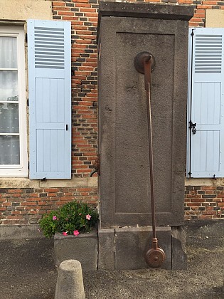 Mairie et fontaine à balancier