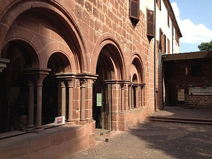 Salle du chapitre et portail roman - Façade Sud du monastère bénédictin