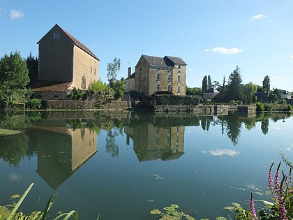 Passerelle sur le Loir endormi