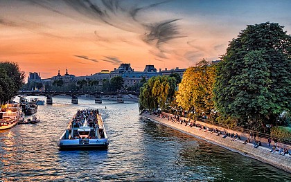 Bateaux Mouches: Seine River Sightseeing Cruise with Audio Commentary