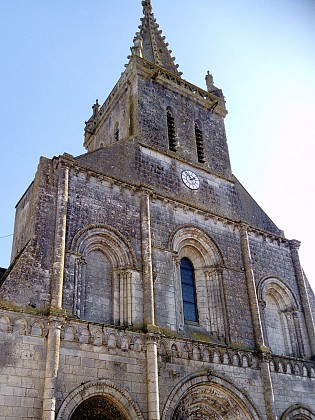 L'église Saint-Pierre - Pont-l'Abbé-d'Arnoult