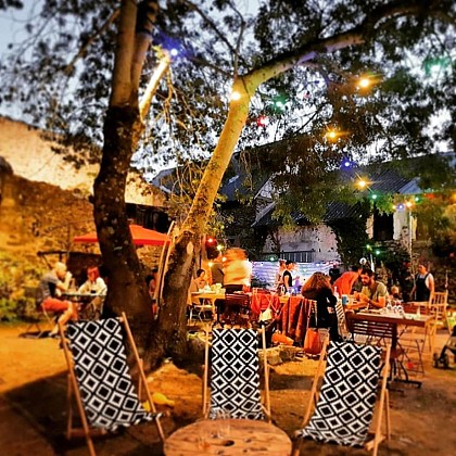 Guinguette Au Bout de l'île - Restaurant et hebergement touristique (yourtes, toue cabanée et chambres d'hôtes)