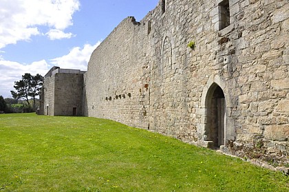 Le grand rempart et la salle des gardes