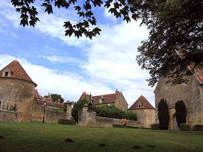 Chateau privé et église de Montlevic