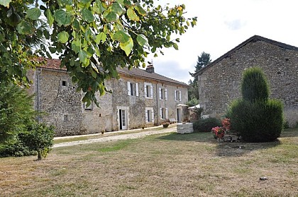 Grande ferme rénovée avec un grand parc ombragé