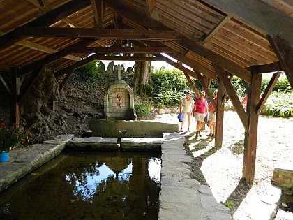 Lavoir et fontaine du Christ, près du bourg