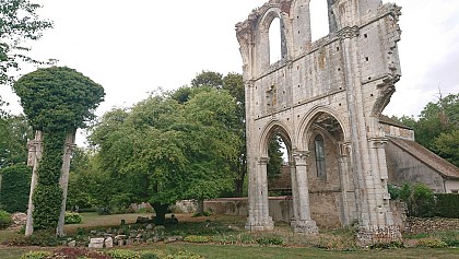 Ruines de l'Abbaye cistercienne de Fontainejean