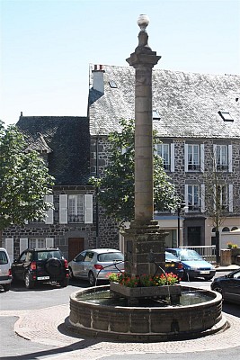 Pierrefort, visite de la ville