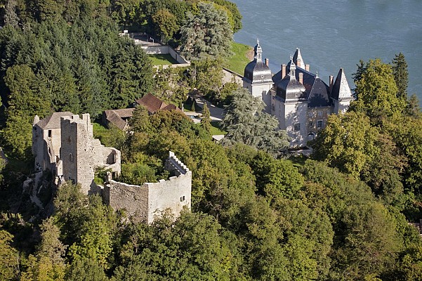 Vertrieu, village aux deux châteaux