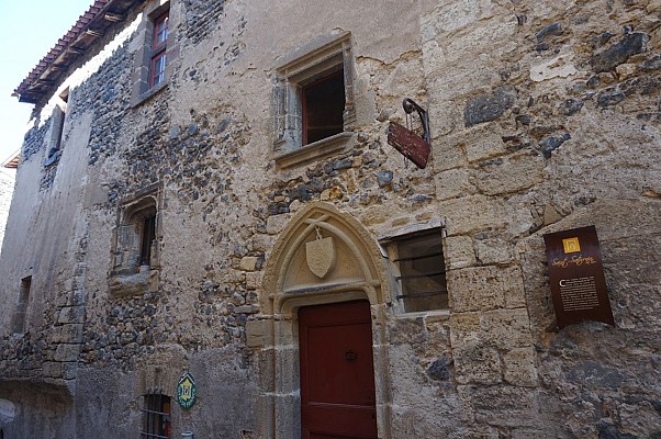 Saint‑Saturnin : cité médiévale entre château royal et église romane