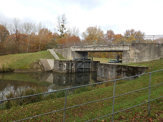 Portes de garde sur la dérivation de la Saône