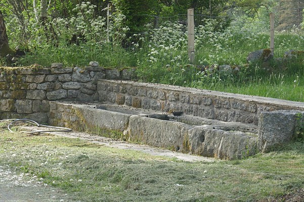 Croix et abreuvoir de granite