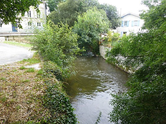 Pont-l'Abbé-d'Arnoult : au bord de l'Arnoult