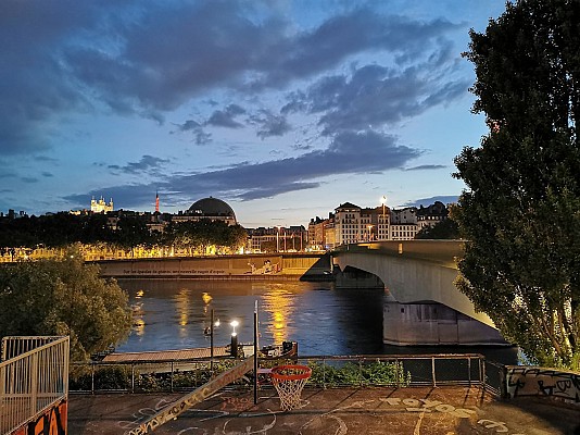 Lyon - En descendant par les ponts de lumière