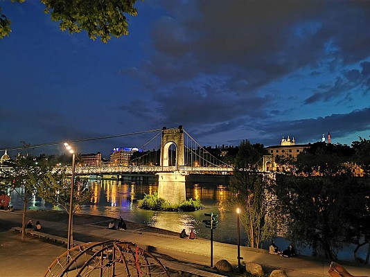 Lyon - En descendant par les ponts de lumière