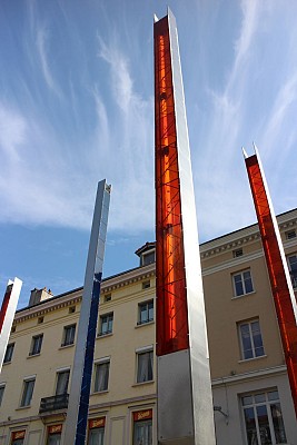 Mâts de verre et de métal de la place de l'hôtel de ville