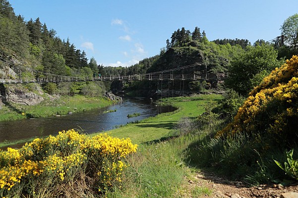 Village de Chaliers, dominant la Truyère