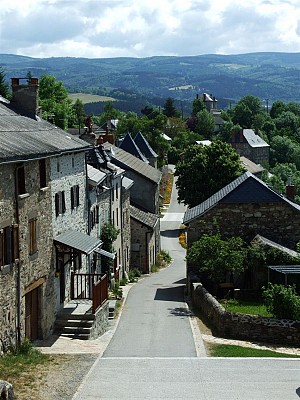 Village de Chaliers, dominant la Truyère