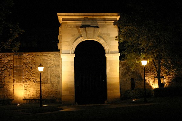 Les vestiges du château de Roissy
