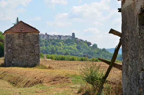 Pigeonnier et point de vue sur la bastide de Tournon
