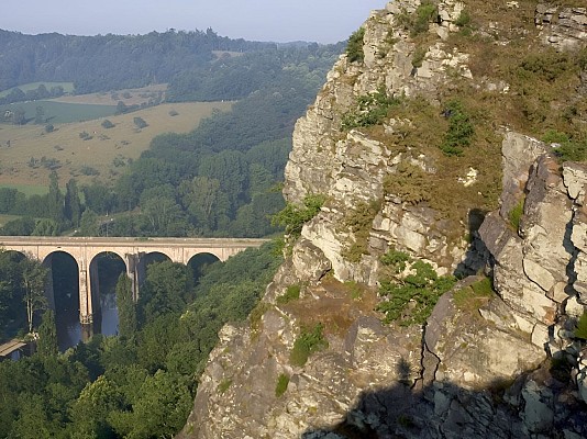 Le viaduc et les rochers des Parcs