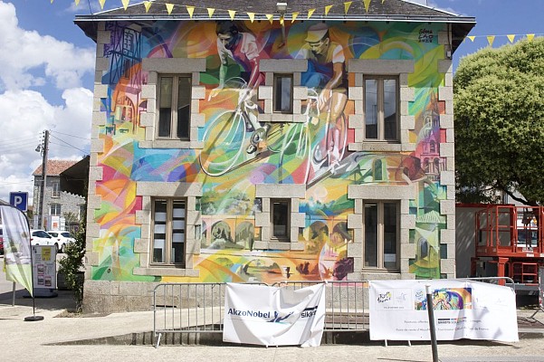 Fresque réalisée par Sêma Lao sur la façade de l'Office de Tourisme de Noblat