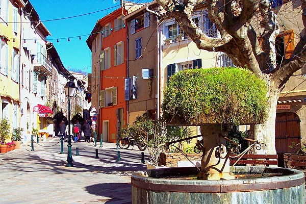 Place de l'Abbé Toti - Maison du Colporteur Esmieu - Ancienne Mairie - Eglise St Sauveur St Etienne