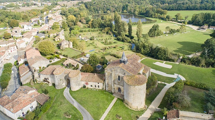 Vue_aerienne_de_Chateau-Larcher-Agence_Zebrelle_Thomas_JELINEK-4276