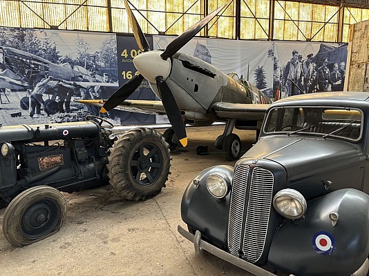 Spitfire &amp; Hillman - D-Day Wings Museum - ©Manon Sandret