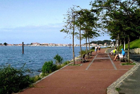 La promenade le long de la baie