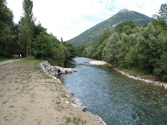 Le sentier en bordure du gave d'Ossau