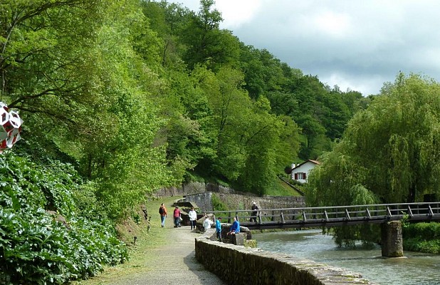 Promenade au bord du cours d'eau