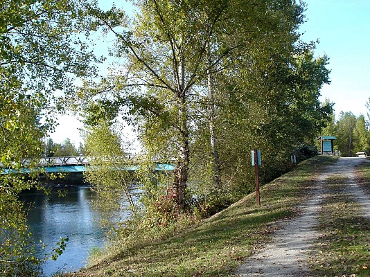 Sentier au bord de l'eau