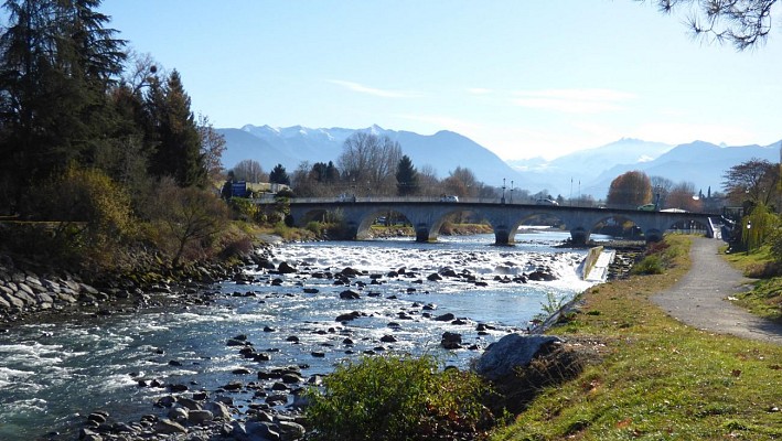 Vue sur les Pyrénées au bord du gave de Pau