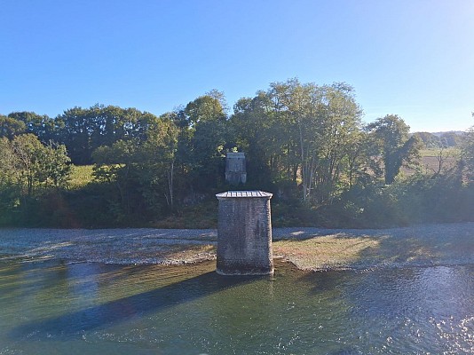 Piles de l'ancien pont