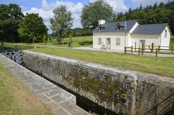 Le Canal de Nantes à Brest - écluse du Poulhibet