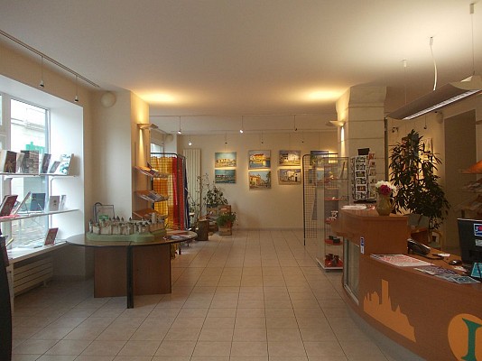 Office de Tourisme du Pays Loudunais à Loudun et ses antennes à Moncontour, Monts-sur-Guesnes et Les Trois Moutiers (ouvertes d'avril à octobre).N'hésitez pas à demander conseil sur les animations, les visites ou les activités pour que votre séjour réponde au mieux de vos envies !