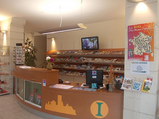Office de Tourisme du Pays Loudunais à Loudun et ses antennes à Moncontour, Monts-sur-Guesnes et Les Trois Moutiers (ouvertes d'avril à octobre).N'hésitez pas à demander conseil sur les animations, les visites ou les activités pour que votre séjour réponde au mieux de vos envies !