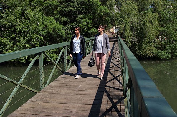 Passerelle sur le Loir endormi